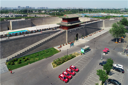 ”沿習(xí)之路“采訪車隊(duì)在正定縣古城南門下的免費(fèi)停車場。-河寧 攝(無人機(jī)航拍)_副本.jpg